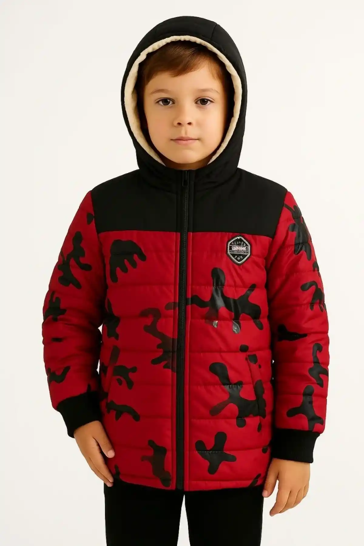 Erkek Çocuk Kamuflaj Desenli Mont İçi Sıcak Tutan Pelüş Astarlı, Kapüşonlu, Fermuarlı Kışlık Su İtici Şişme Mont - Kırmızı
