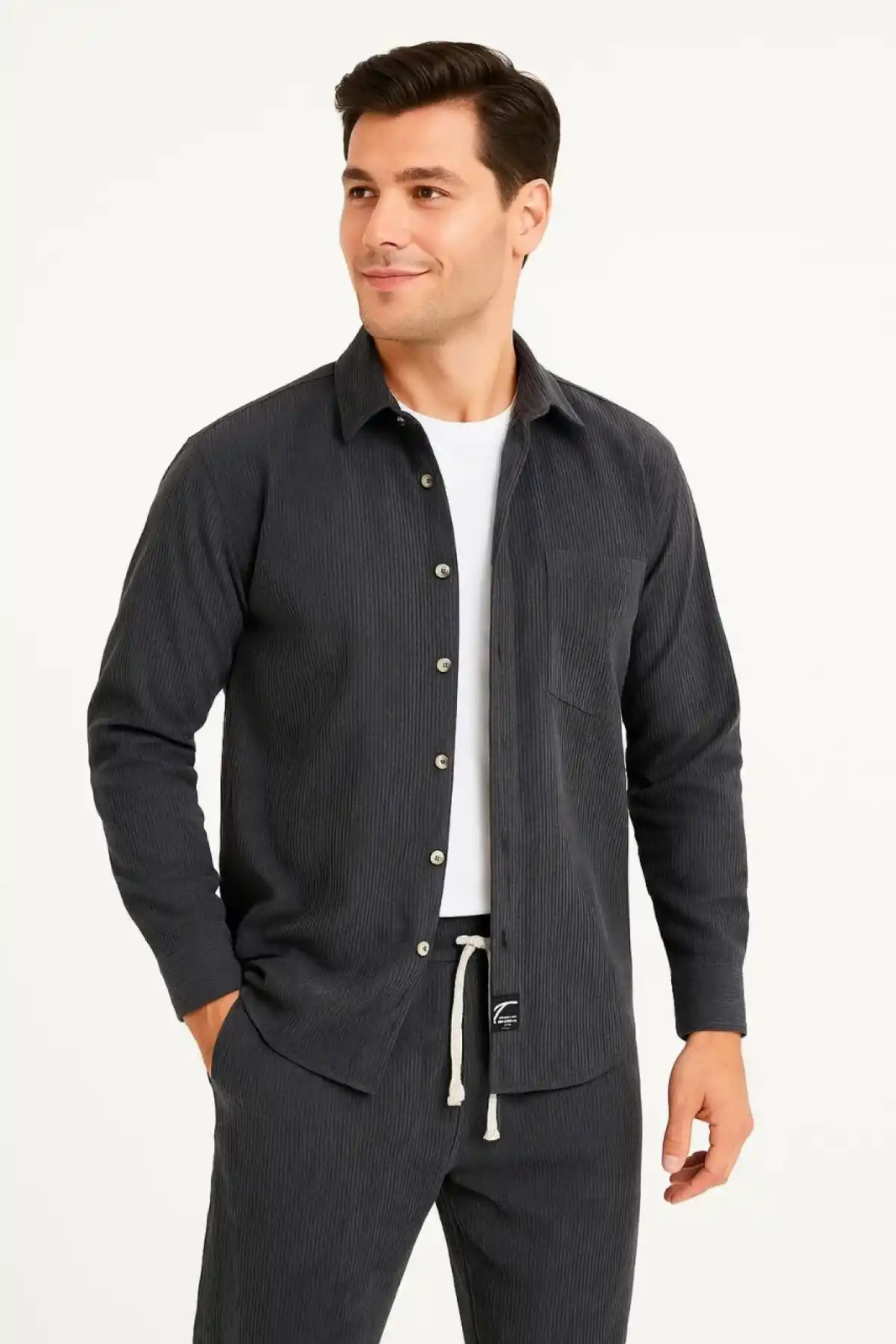 Erkek Kadife Oversize Takım – Gömlek ve Pantolon İkili Set Füme Corduroy Şıklığı, Rahat ve Zarif Duruş Yumuşak Dokulu Kadife Kumaş, Düğmeli Gömlek Üst ve Lastikli Pantolon Alt Parça ile Gün Boyu Konfor- Füme