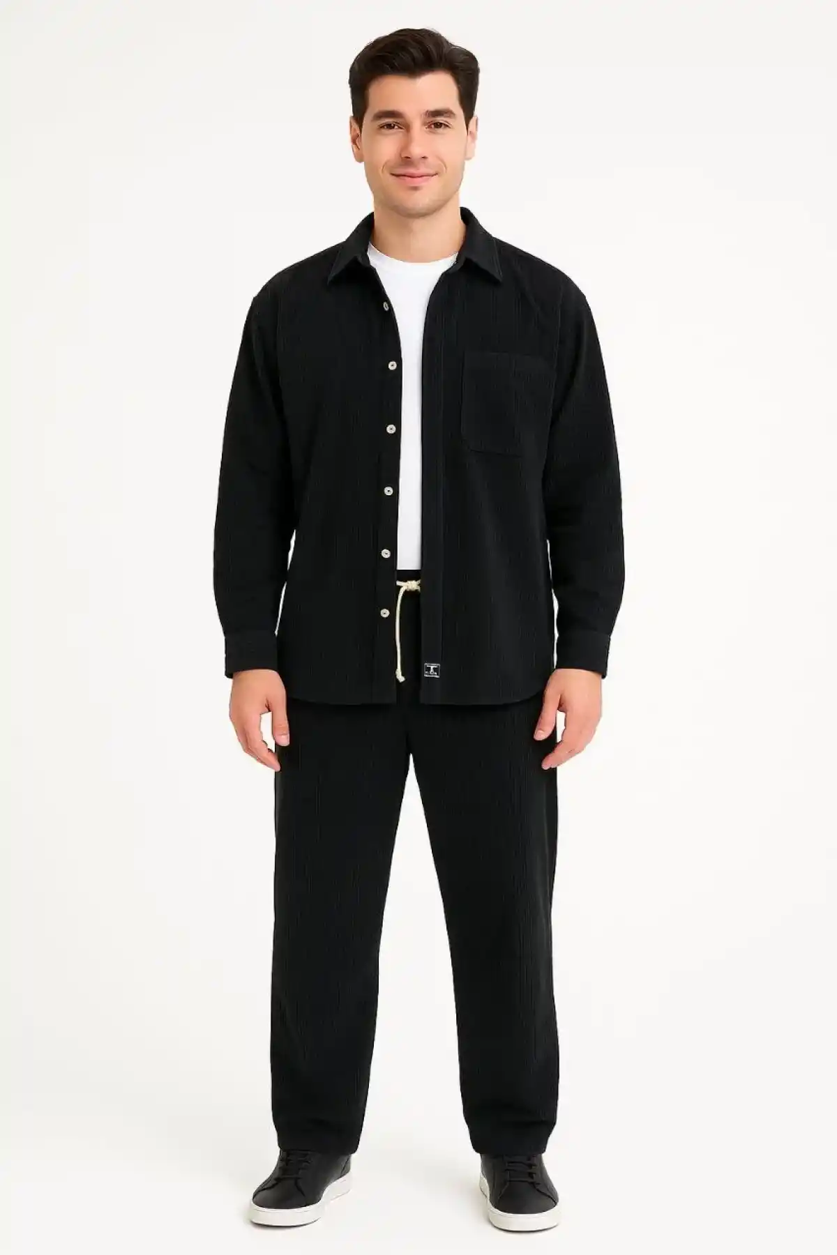 Erkek Kadife Oversize Takım – Gömlek ve Pantolon İkili Set Füme Corduroy Şıklığı, Rahat ve Zarif Duruş Yumuşak Dokulu Kadife Kumaş, Düğmeli Gömlek Üst ve Lastikli Pantolon Alt Parça ile Gün Boyu Konfor- Siyah
