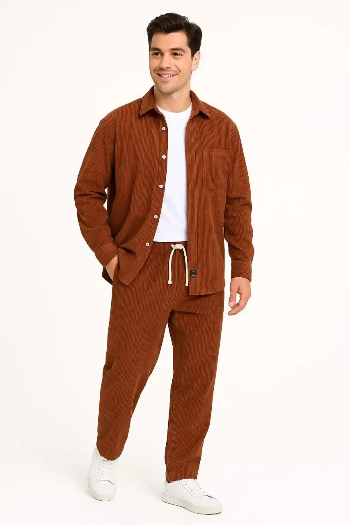 Erkek Kadife Oversize Takım – Gömlek ve Pantolon İkili Set Füme Corduroy Şıklığı, Rahat ve Zarif Duruş Yumuşak Dokulu Kadife Kumaş, Düğmeli Gömlek Üst ve Lastikli Pantolon Alt Parça ile Gün Boyu Konfor- Kiremit