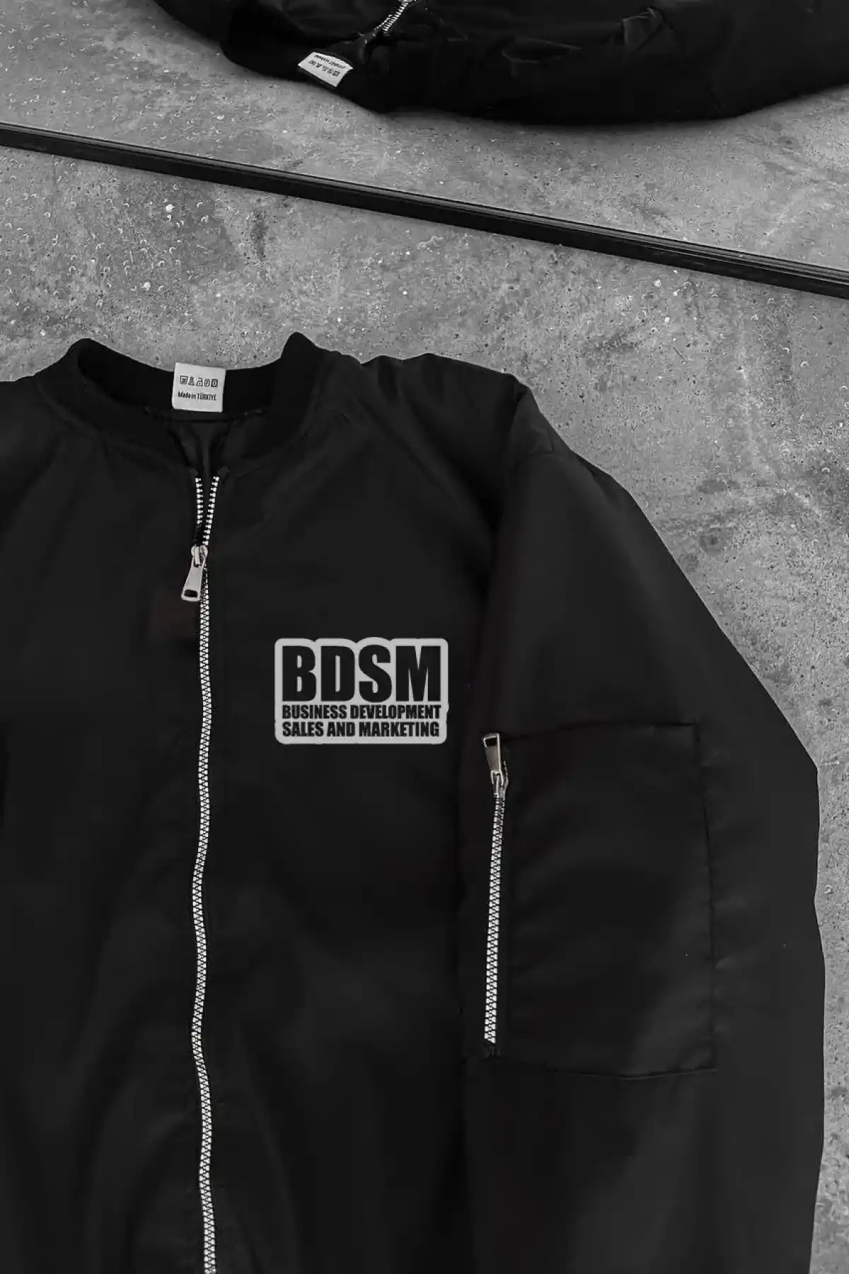 Erkek Siyah Bomber Mont – Fermuarlı, Cepli, Kapitone Astarlı, Göğüs Baskılı Tasarım Günlük Rahat Ceket - Siyah