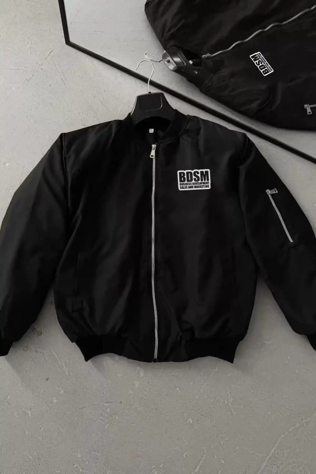 Erkek Siyah Bomber Mont – Fermuarlı, Cepli, Kapitone Astarlı, Göğüs Baskılı Tasarım Günlük Rahat Ceket - Siyah