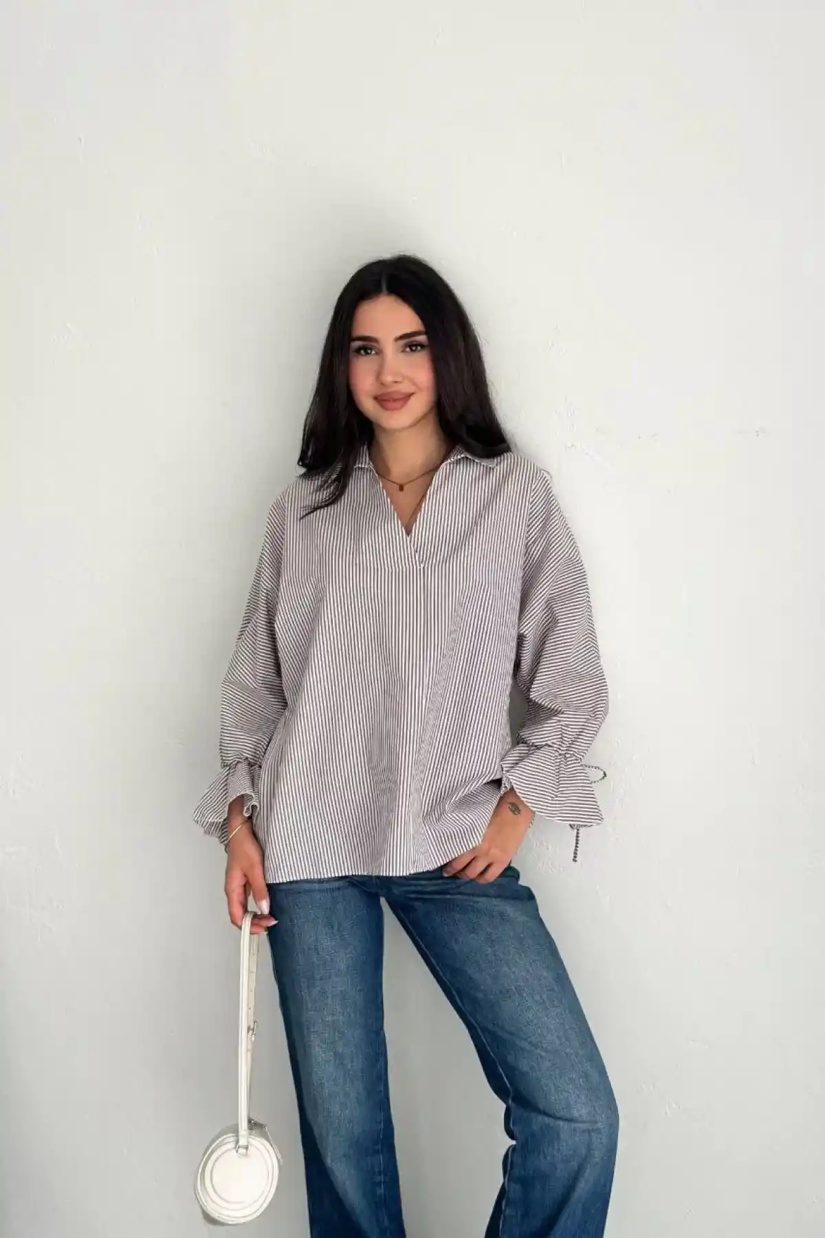 Kadın Arkası Asimetrik Yırtmaç Kesim Detaylı Cizgili Bluz Gömlek - Gri