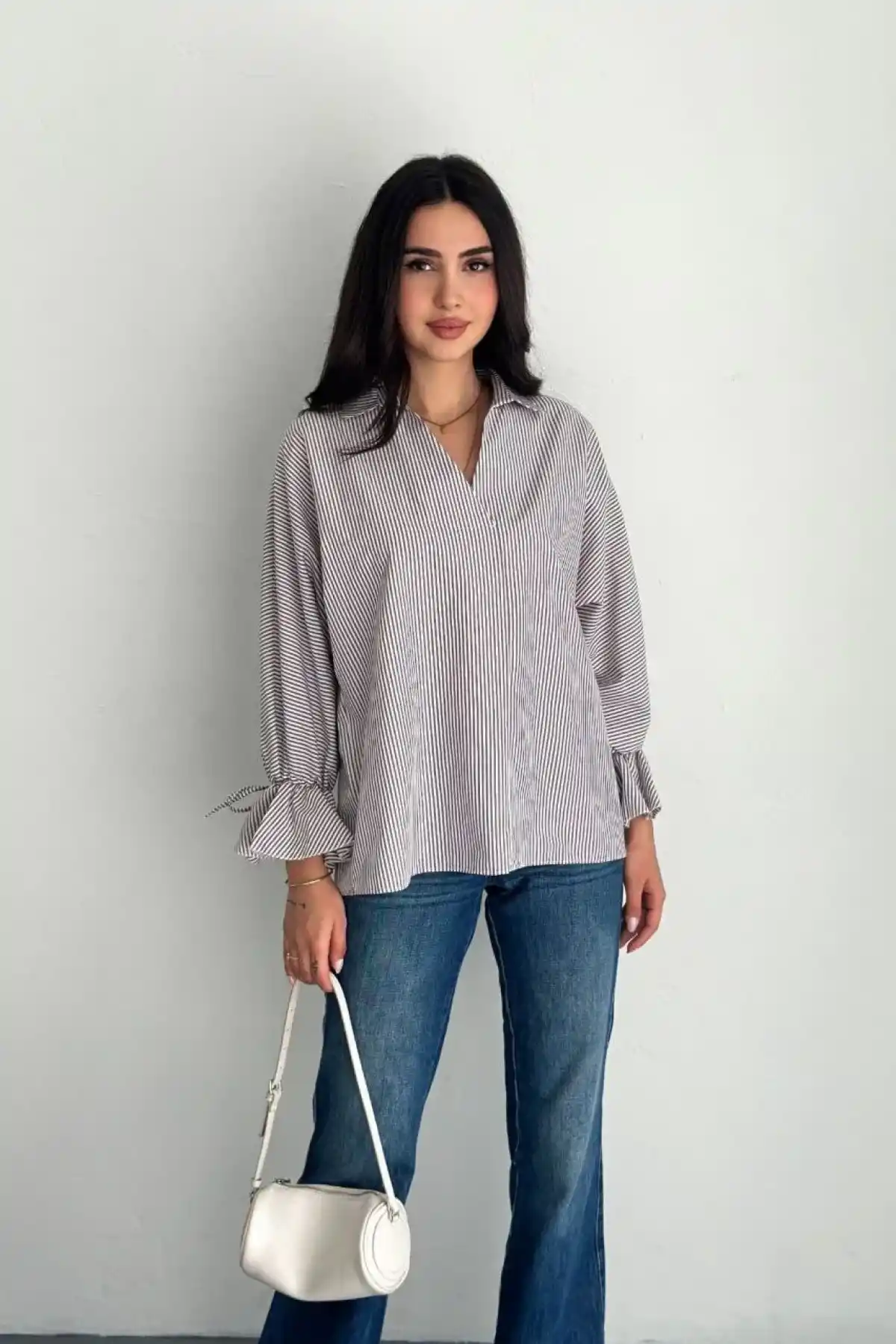 Kadın Arkası Asimetrik Yırtmaç Kesim Detaylı Cizgili Bluz Gömlek - Gri