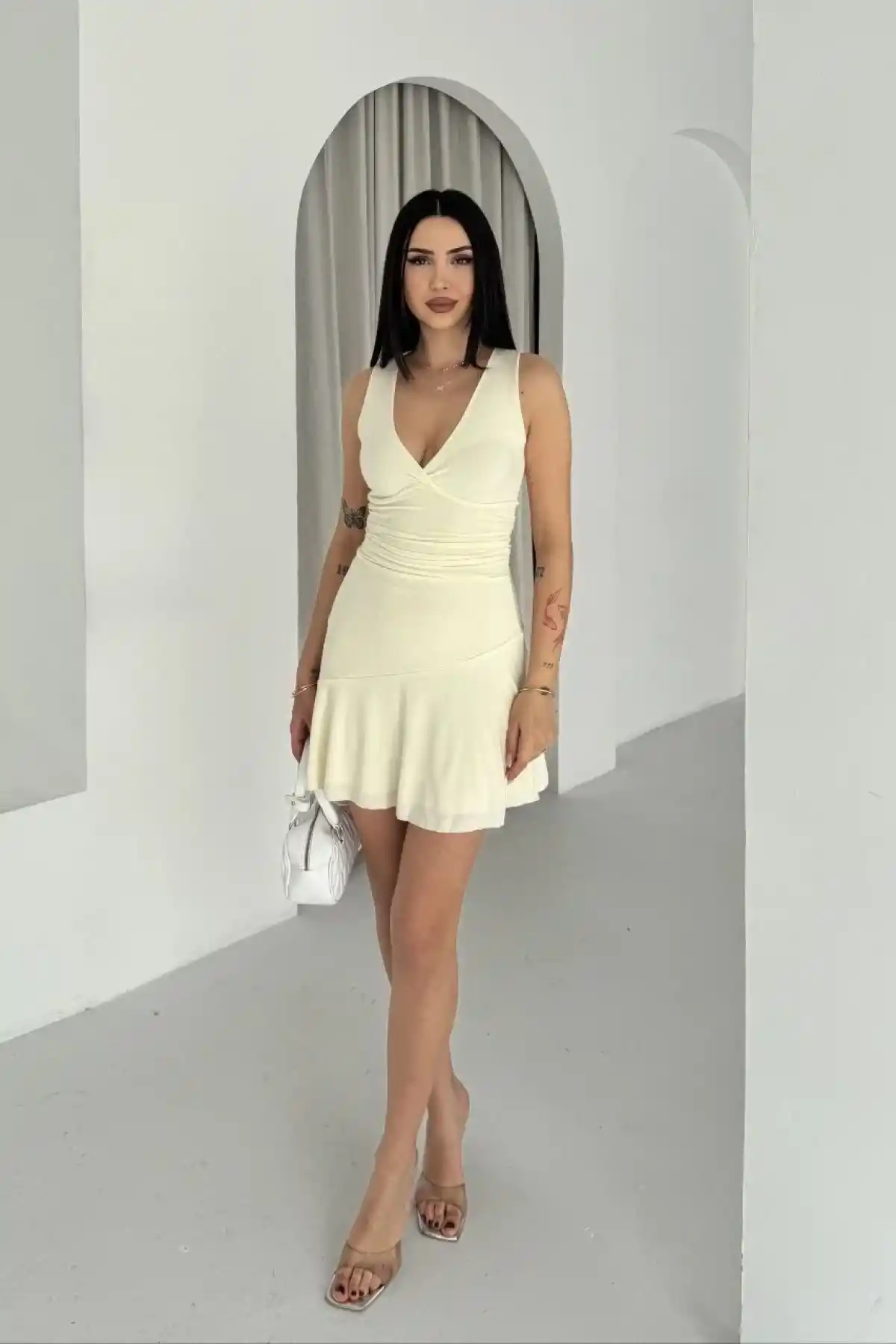Kadın Derin V Yaka Sırt Dekolteli Mini Elbise Drapeli Şık Kolsuz - Açık Sarı