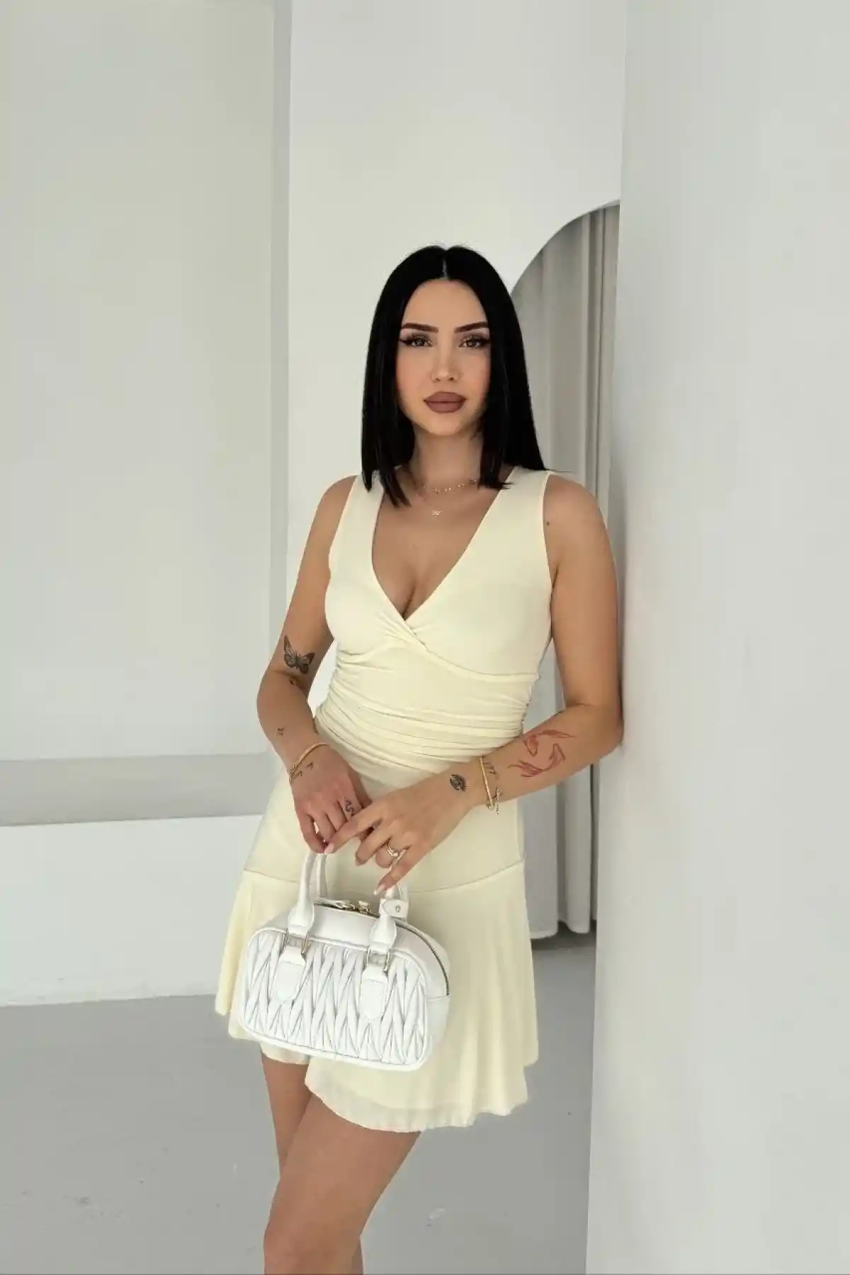 Kadın Derin V Yaka Sırt Dekolteli Mini Elbise Drapeli Şık Kolsuz - Açık Sarı