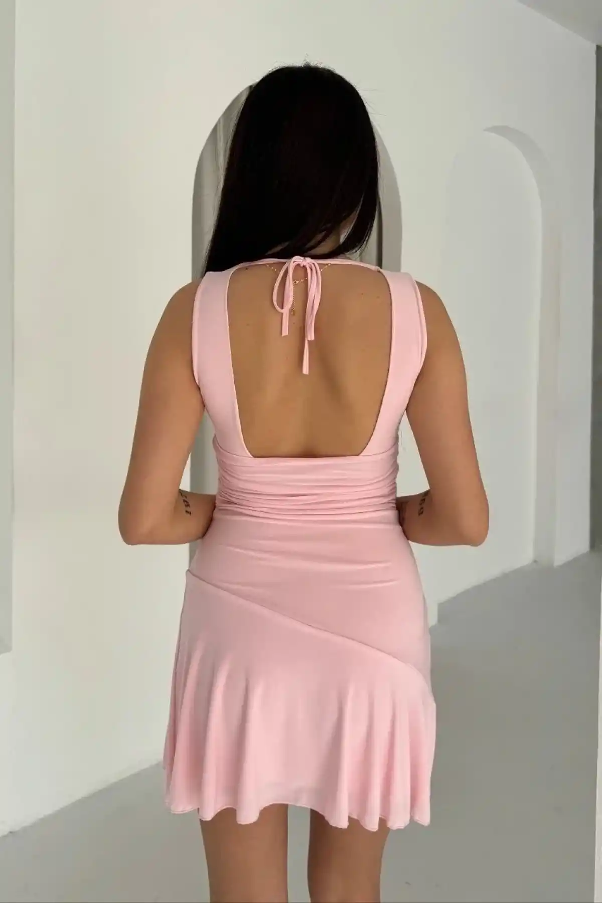 Kadın Derin V Yaka Sırt Dekolteli Mini Elbise Drapeli Şık Kolsuz - Pembe