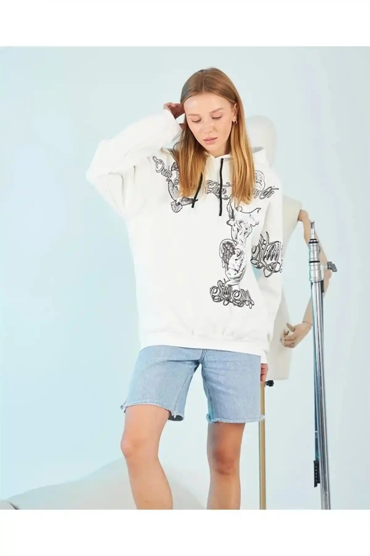 Kadın Kapüşonlu Üç İplik Sweatshirt – Beyaz Strong Heykel Baskılı, Rahat Kalıp, Kanguru Cepli Modern Tasarım