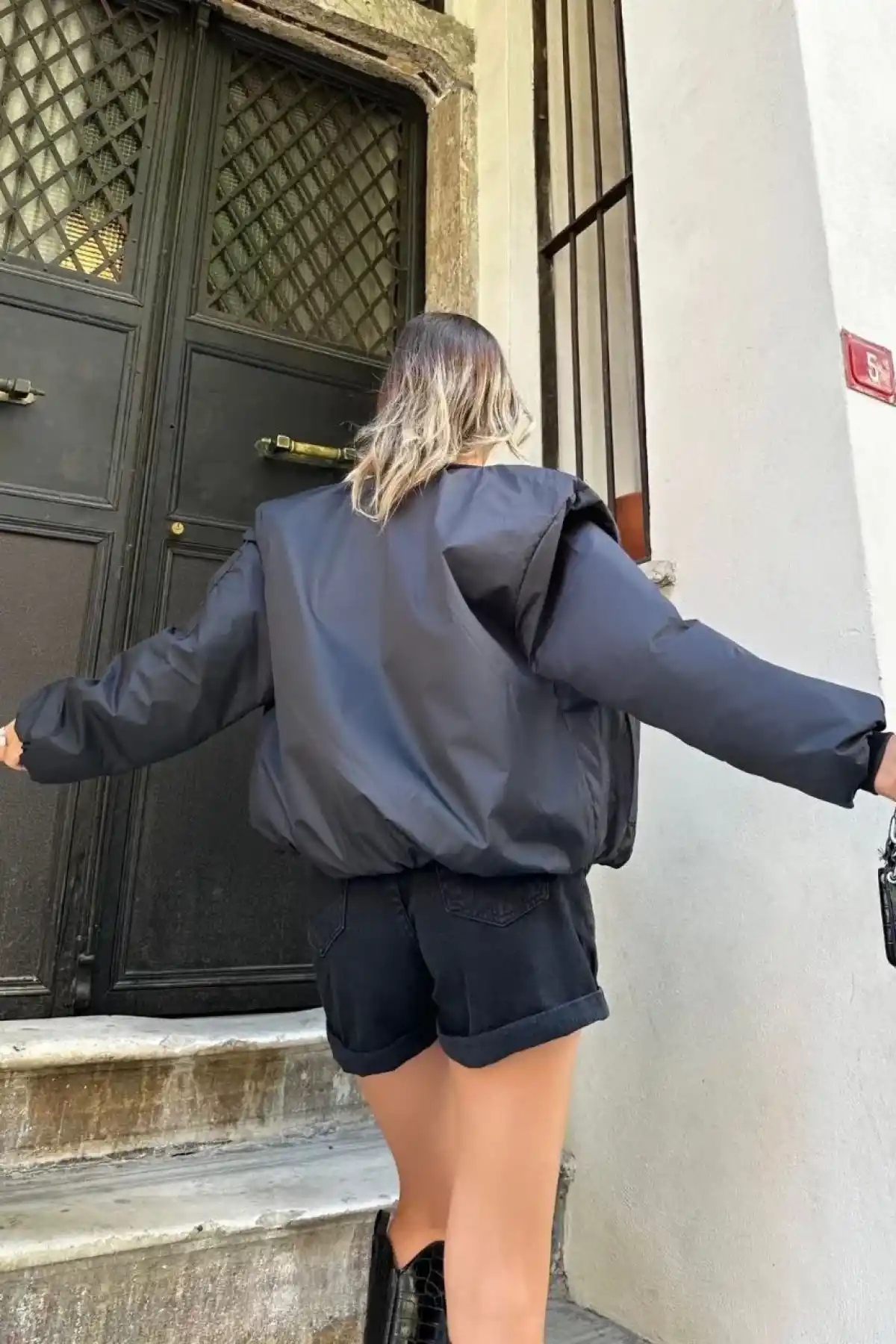 Kadın Oversize Bomber Ceket – Siyah, Fermuarlı, Sokak Modası Tarzı Mont - Siyah