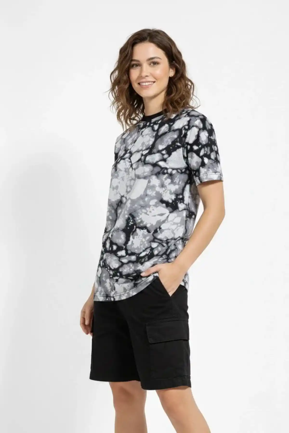 Kadın Siyah Gri Taş Desenli Tişört – Regular kalıp, Bisiklet Yaka, Dijital Baskılı Modern Tasarım T-Shirt - Siyah