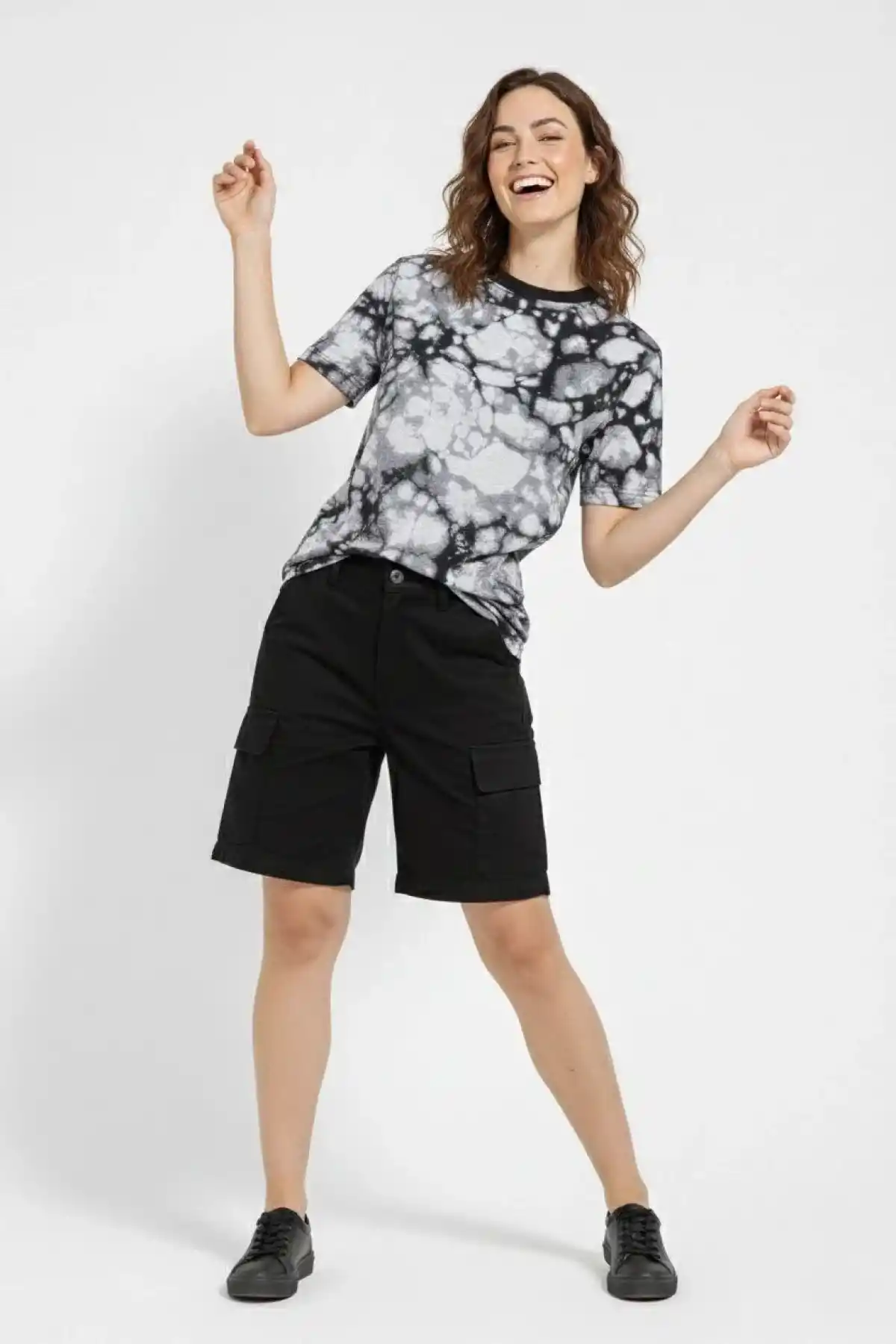 Kadın Siyah Gri Taş Desenli Tişört – Regular kalıp, Bisiklet Yaka, Dijital Baskılı Modern Tasarım T-Shirt - Siyah