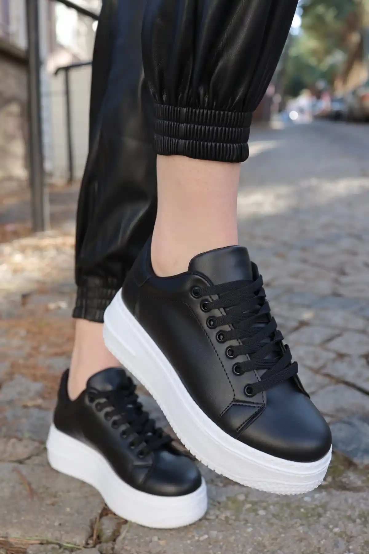 Leran Siyah Cilt Beyaz Tabanlı Bağcıklı Spor Ayakkabı - GC