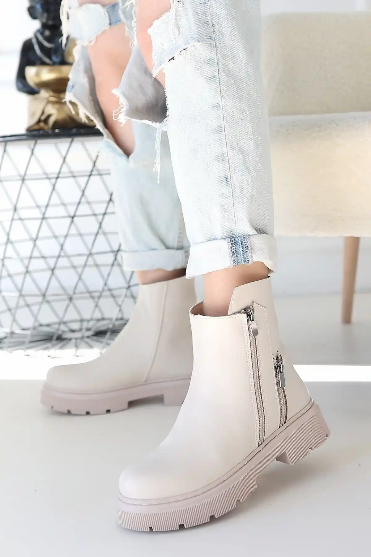 Menta Bej Cilt Fermuar Aksesuarlı Bot - GC