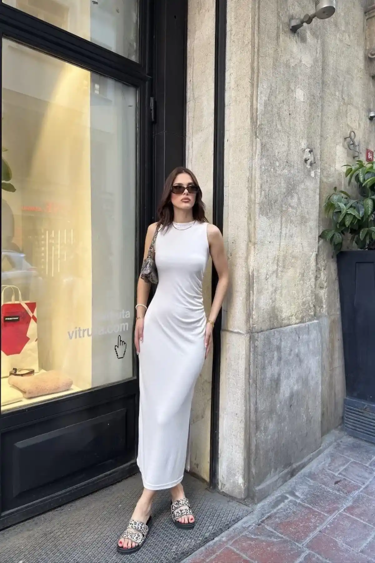 Osy Modal Yumuşak Dokulu Kumaş Bisiklet Yaka Sıfır Kolsuz Yırtmaçlı Uzun Elbise - Beyaz