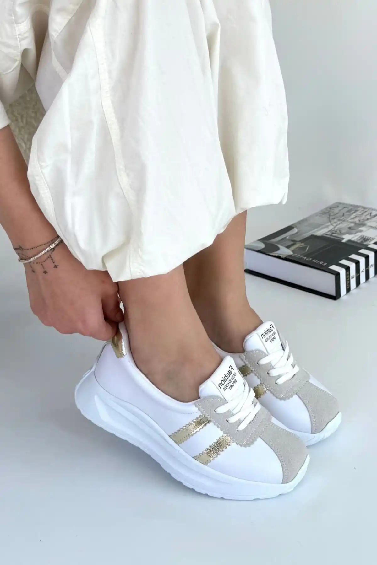 Shat Beyaz Cilt Gold Şeritli Spor Ayakkabı - GC