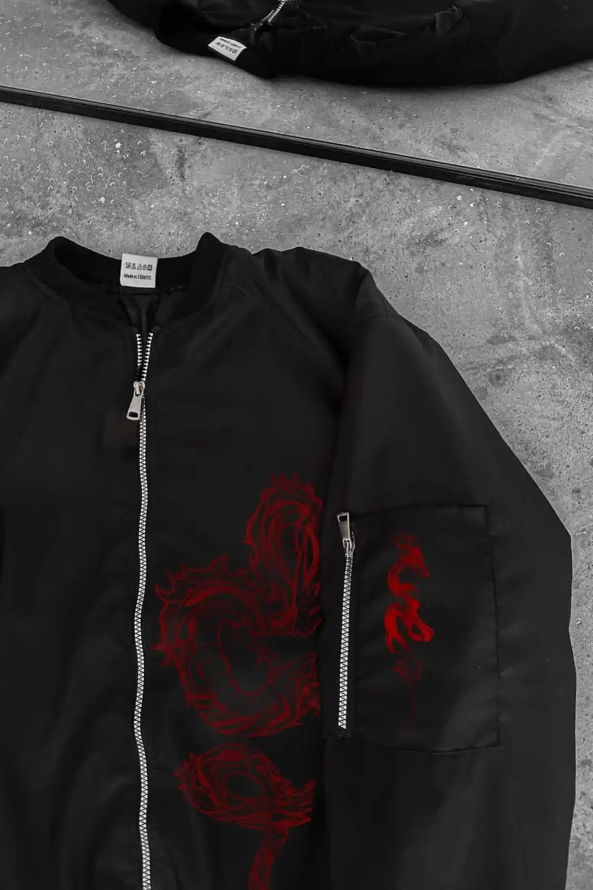 Erkek Unisex Siyah Bomber Mont – Kırmızı Ejderha Desenli, Fermuarlı Cepli, Kapitone Astarlı Günlük ve Sokak Modası Ceket - Siyah