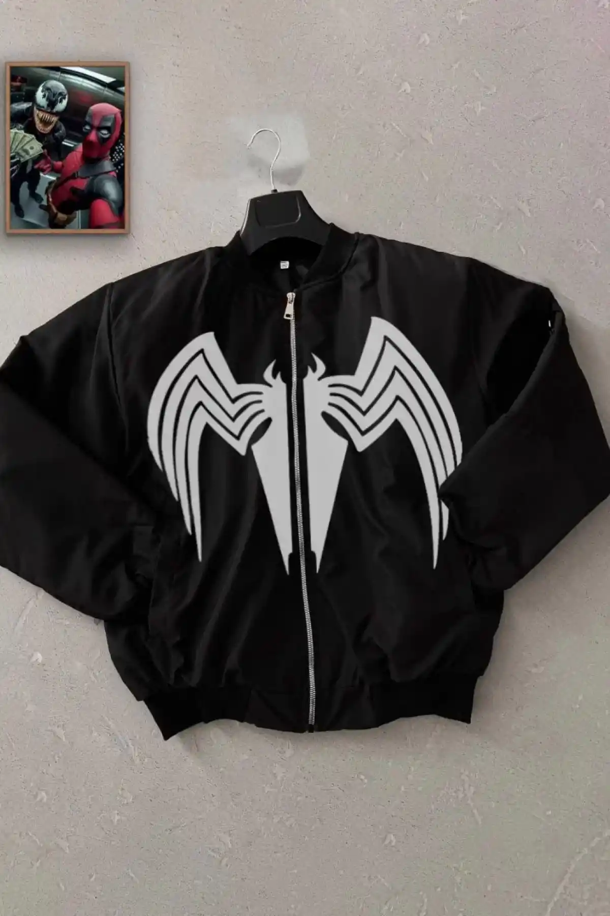 Unisex Siyah Bomber Mont – Venom Beyaz Örümcek Logolu, Fermuarlı Cepli, Kapitone Astarlı Günlük Mont - Siyah