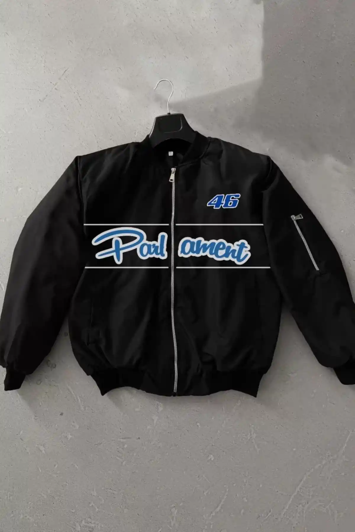 Siyah Parliament Bomber Mont – 46 Numara Detaylı, Fermuarlı, Cepli, Uzun Kollu, Spor ve Günlük Giyim İçin Rahat Unisex Mont - Siyah