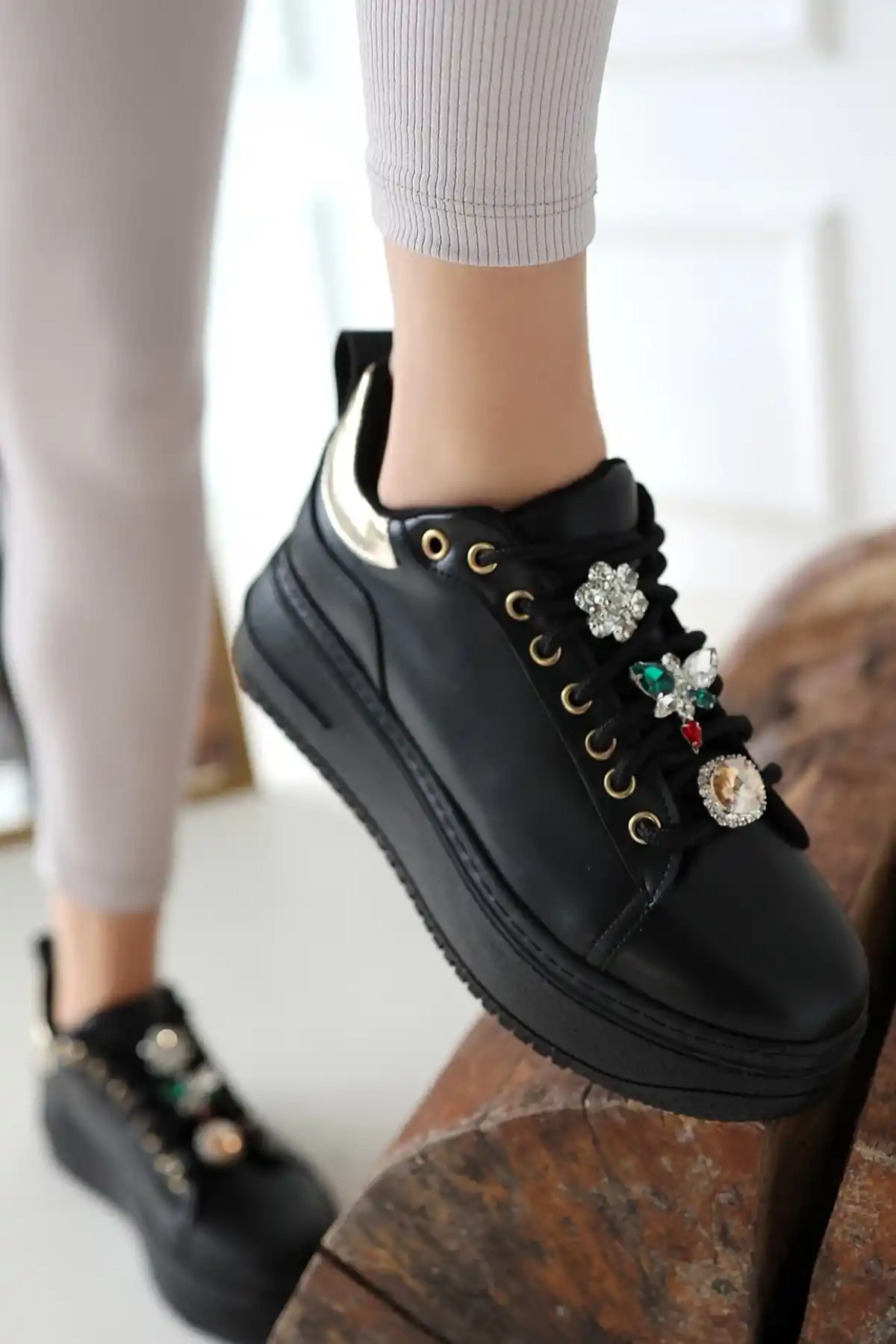 Tenya Siyah Cilt Taşlı Bağcıklı Spor Ayakkabı - GC