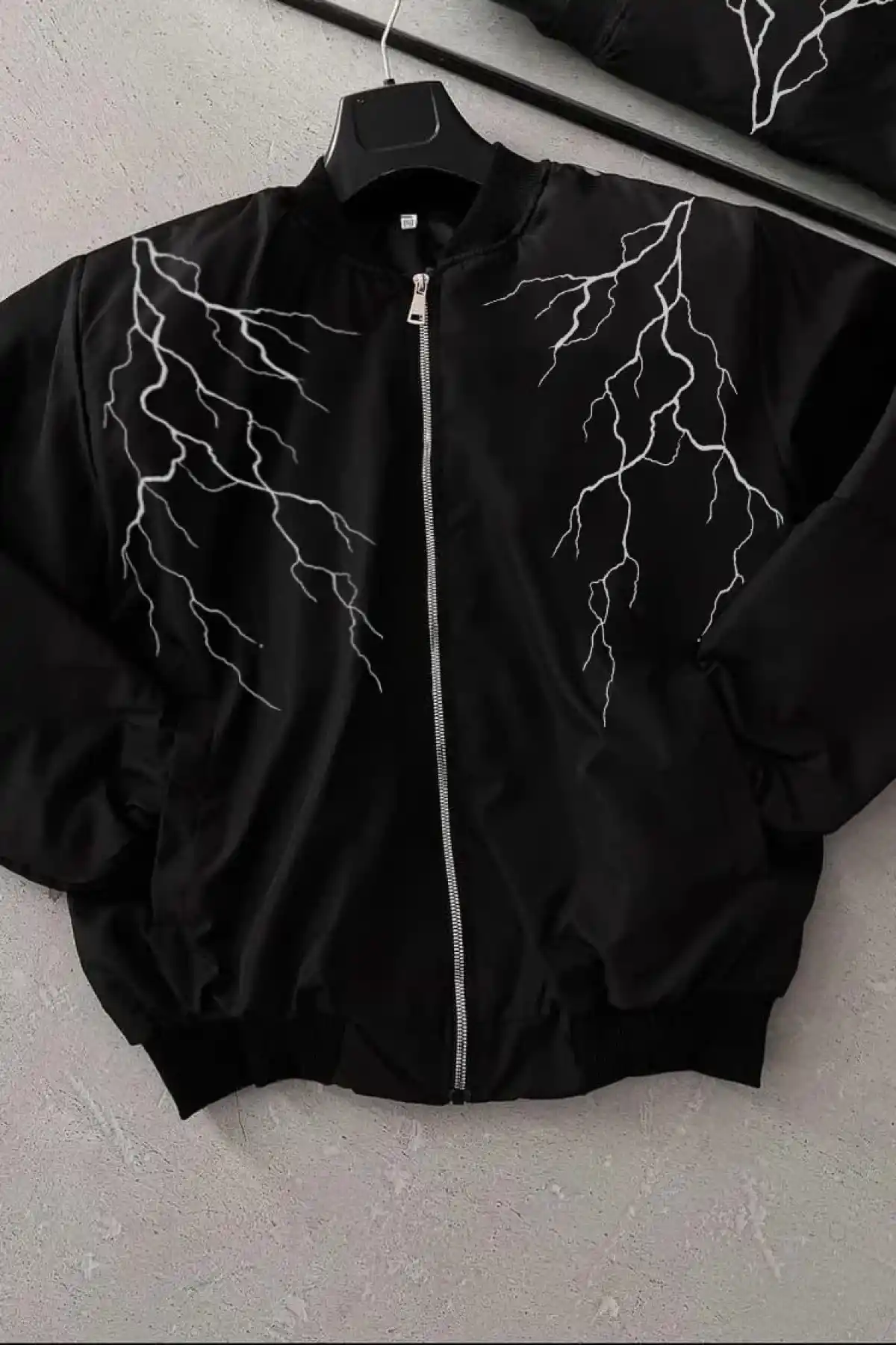 ERKEK Siyah Bomber Mont – Beyaz Şimşek Desenli, Fermuarlı Cepli, Kapitone Astarlı Sokak Stili Günlük Ceket - Siyah