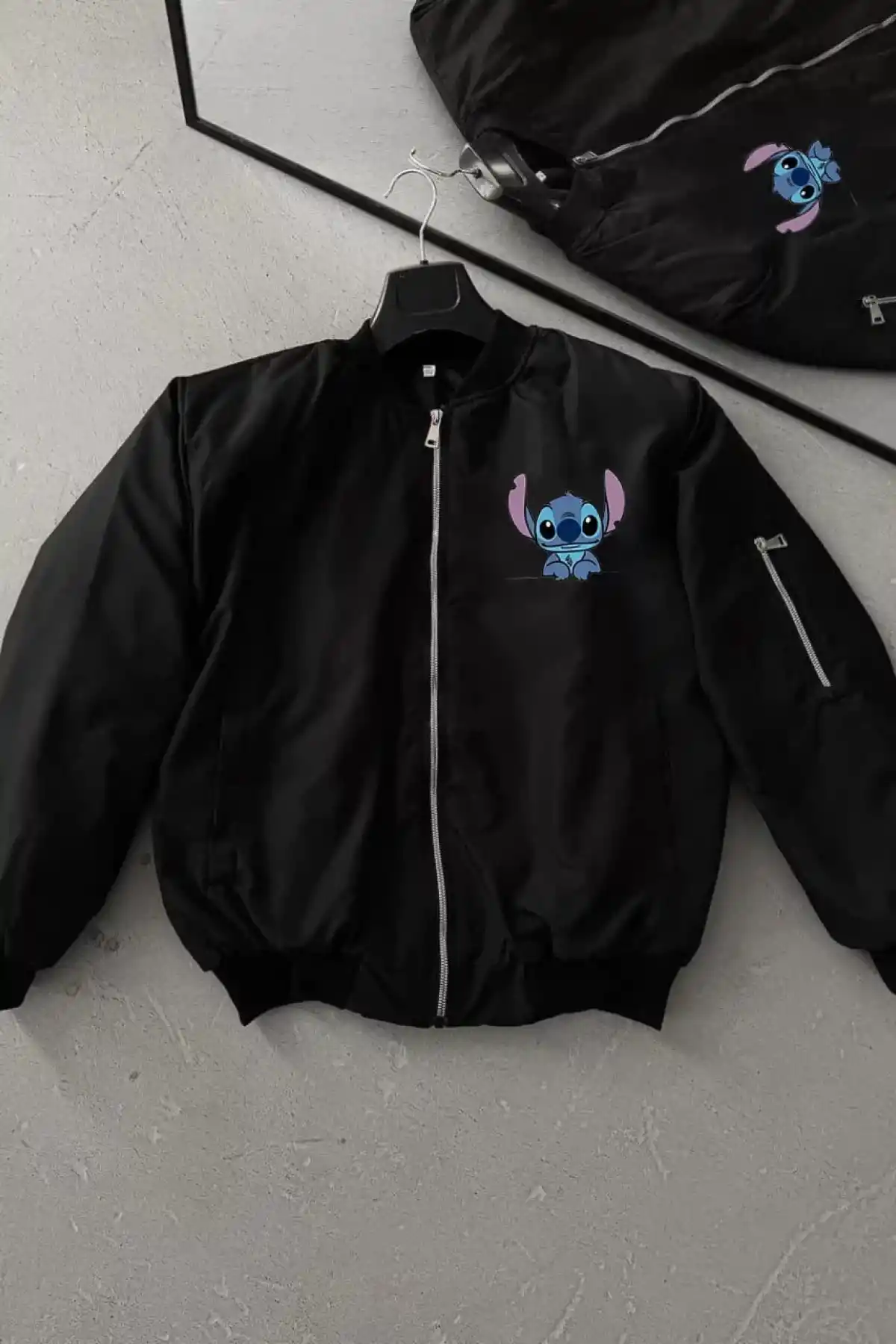 Unisex Siyah Bomber Ceket – Fermuarlı, Cepli, Kapitone Astarlı, Sevimli Stitch Baskılı Günlük Rahat Mont - Siyah