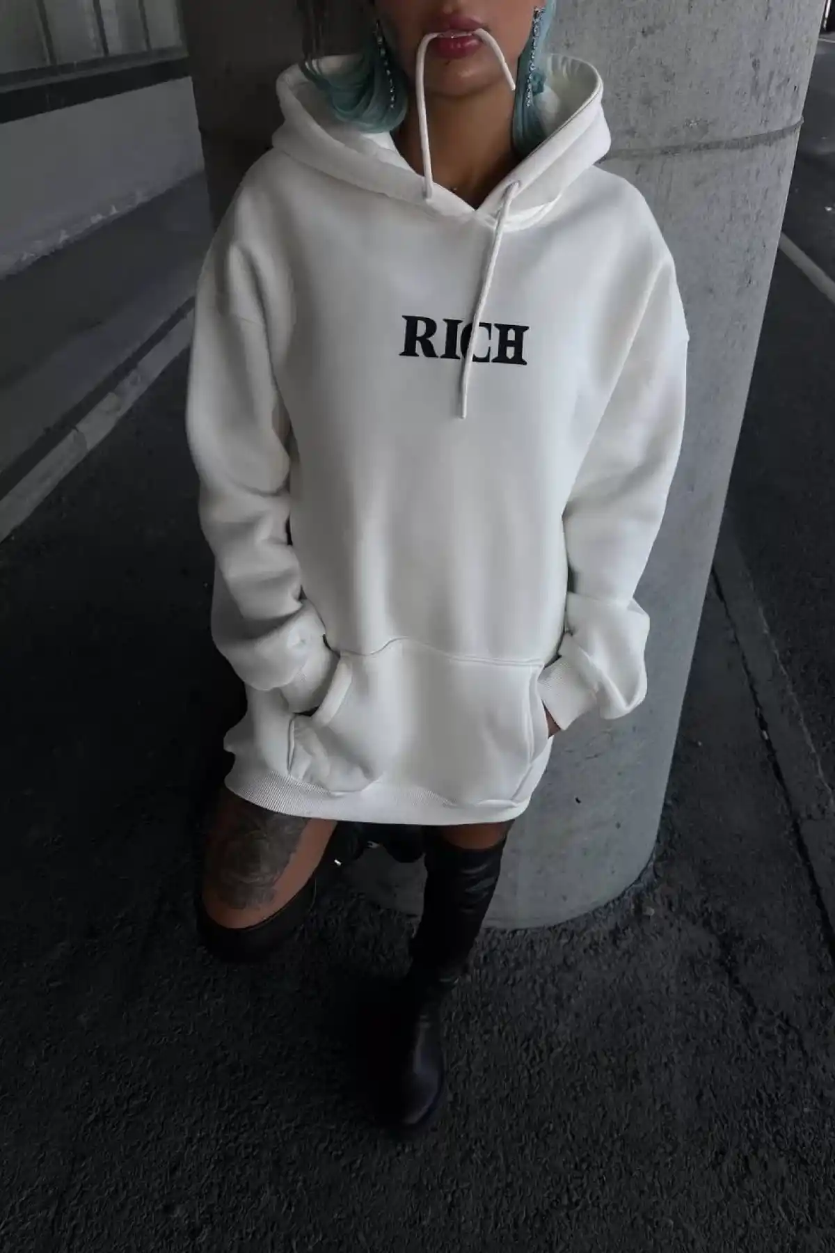 Uzun Kol Kapüşonlu Göğüs Baskılı SweatShirt - Beyaz