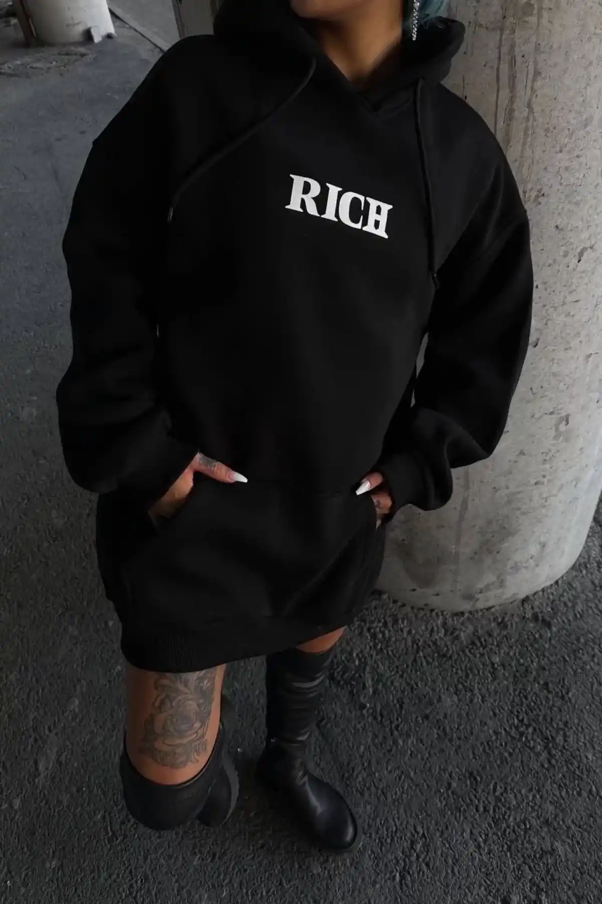 Uzun Kol Kapüşonlu Göğüs Baskılı SweatShirt - Siyah