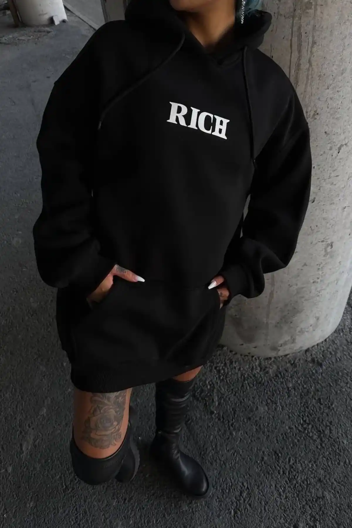 Uzun Kol Kapüşonlu Göğüs Baskılı SweatShirt - Siyah