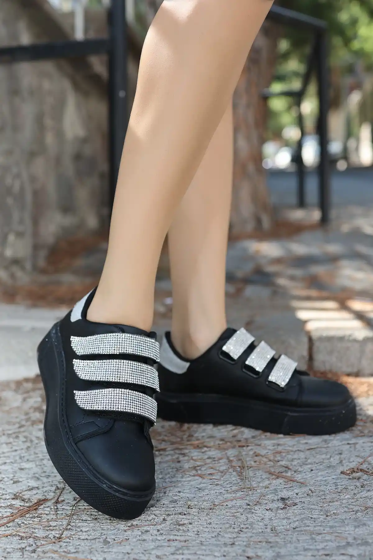 Yebta Siyah Cilt Beyaz İşlemeli Spor Ayakkabı - GC