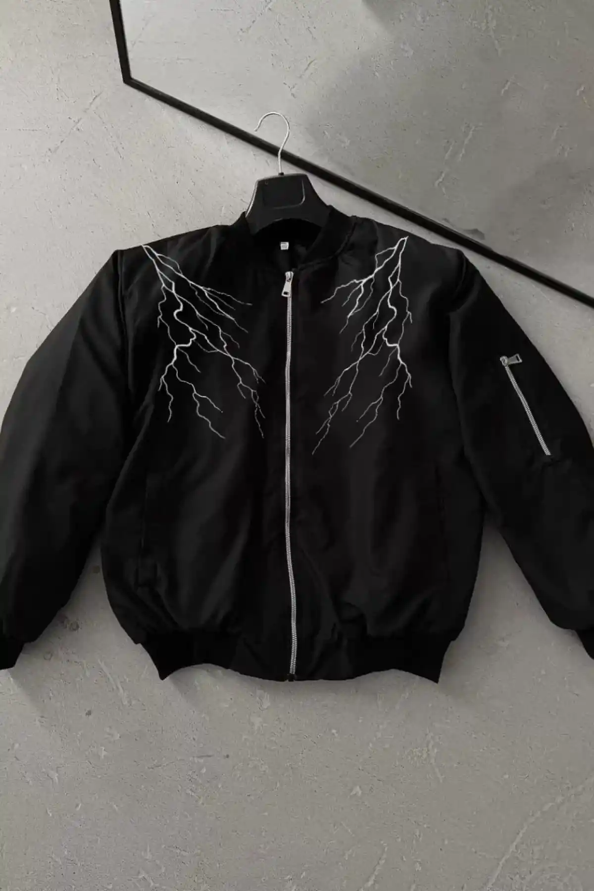 Unisex Siyah Bomber Mont – Beyaz Şimşek Desenli, Fermuarlı Cepli, Kapitone Astarlı Sokak Stili Günlük Ceket - Siyah