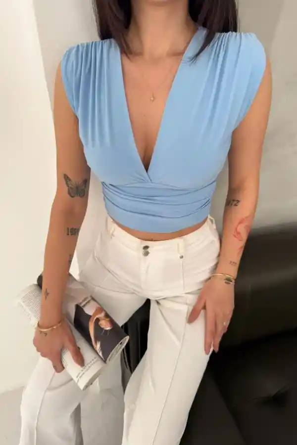 Kadın Vatkalı Kolsuz V Yaka Drapeli Crop Bluz Likralı Fit - Bebek Mavisi