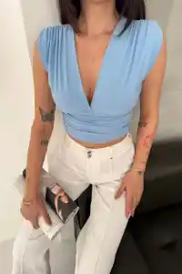 Kadın Vatkalı Kolsuz V Yaka Drapeli Crop Bluz Likralı Fit - Bebek Mavisi