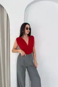 Kadın Vatkalı Kolsuz V Yaka Drapeli Crop Bluz Likralı Fit - Kırmızı