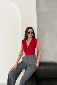 Kadın Vatkalı Kolsuz V Yaka Drapeli Crop Bluz Likralı Fit - Kırmızı