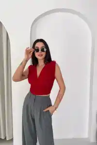 Kadın Vatkalı Kolsuz V Yaka Drapeli Crop Bluz Likralı Fit - Kırmızı
