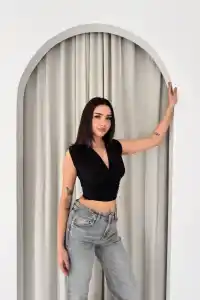 Kadın Vatkalı Kolsuz V Yaka Drapeli Crop Bluz Likralı Fit - Siyah