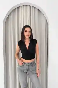Kadın Vatkalı Kolsuz V Yaka Drapeli Crop Bluz Likralı Fit - Siyah