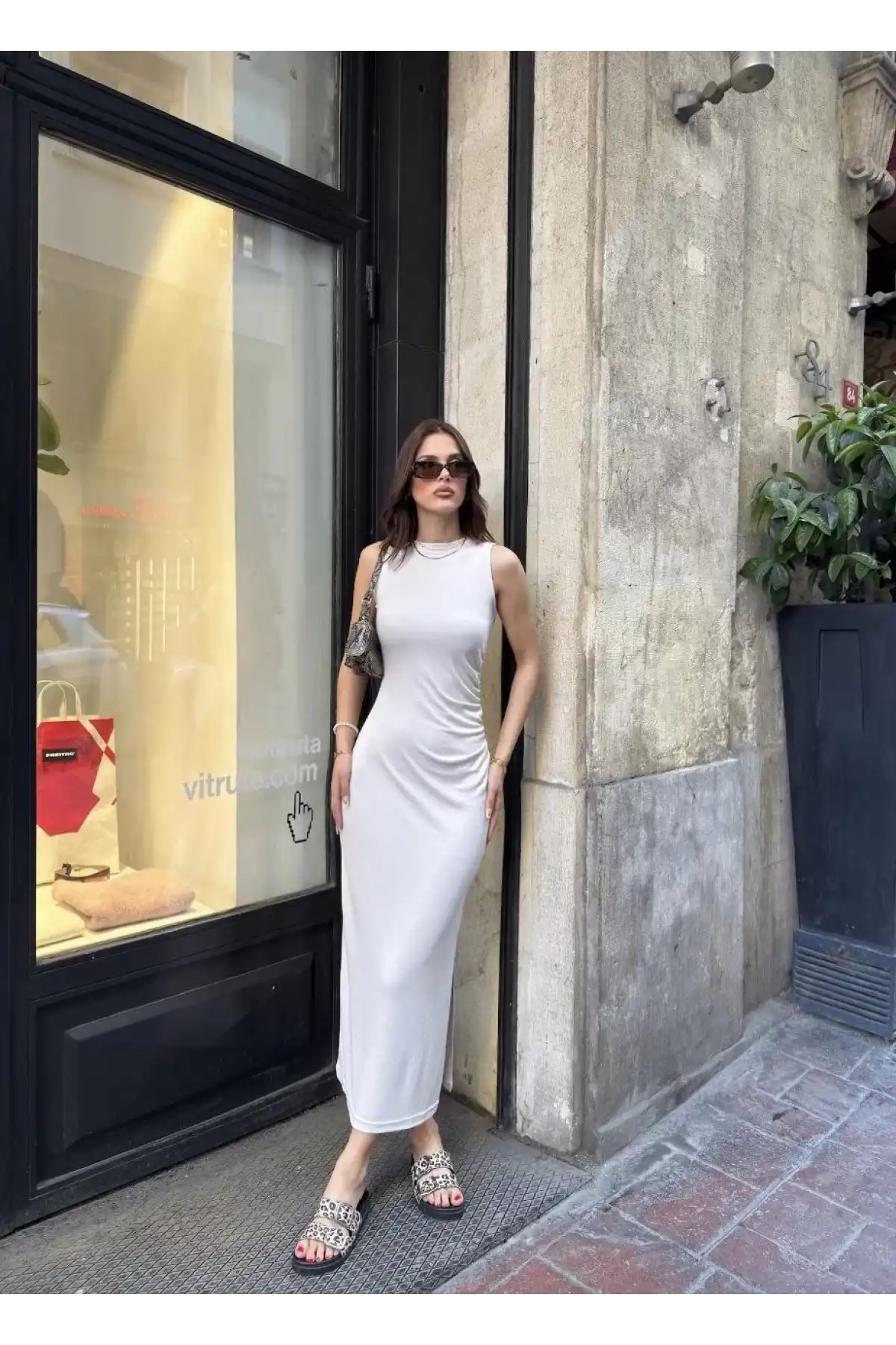 Osy Modal Yumuşak Dokulu Kumaş Bisiklet Yaka Sıfır Kolsuz Yırtmaçlı Uzun Elbise - Beyaz