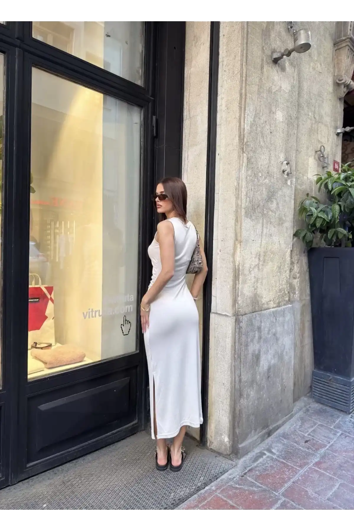 Osy Modal Yumuşak Dokulu Kumaş Bisiklet Yaka Sıfır Kolsuz Yırtmaçlı Uzun Elbise - Beyaz