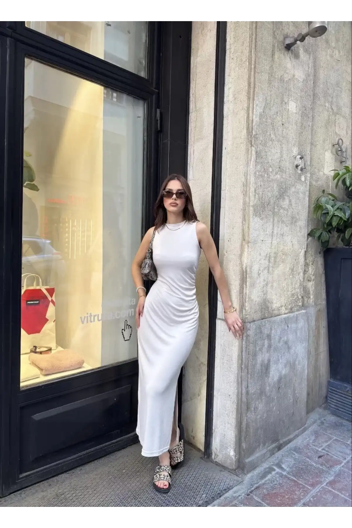 Osy Modal Yumuşak Dokulu Kumaş Bisiklet Yaka Sıfır Kolsuz Yırtmaçlı Uzun Elbise - Beyaz