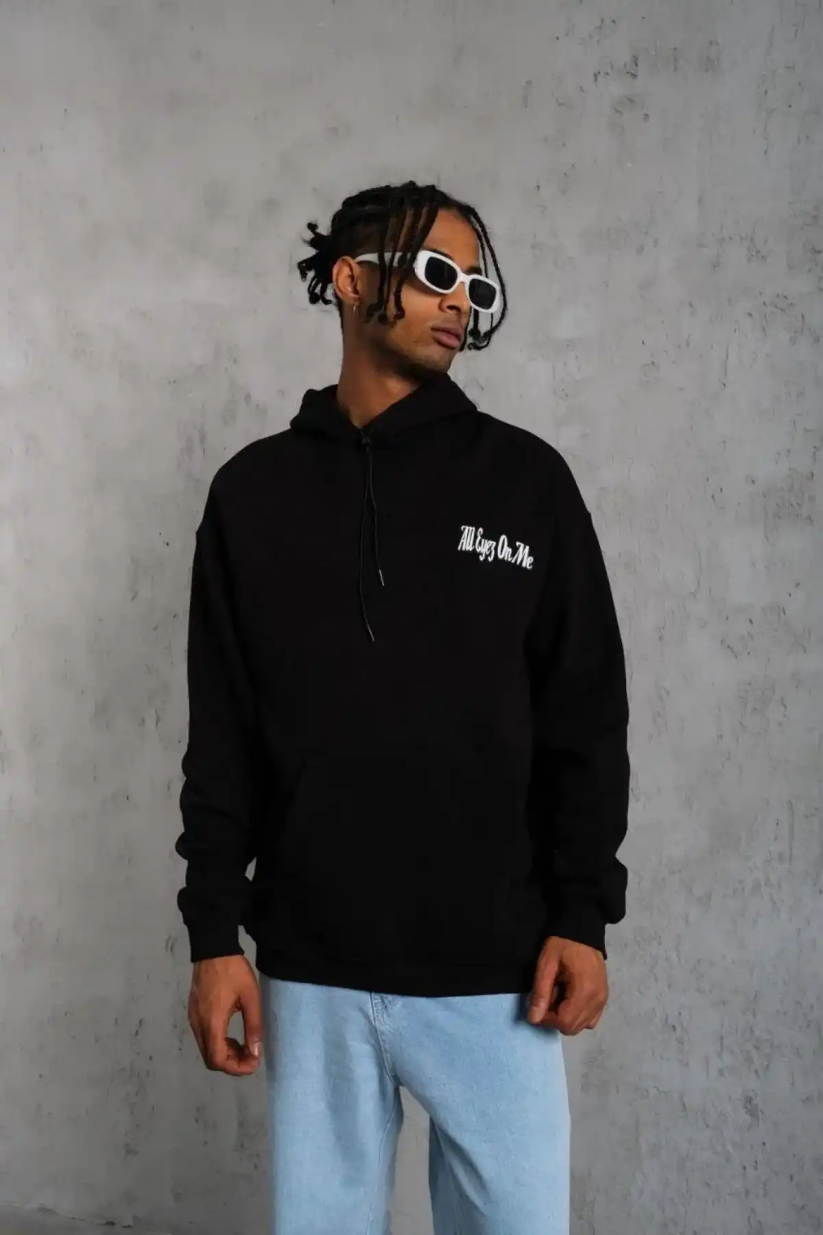 Erkek Oversize Üç İplik Kapüşonlu Sweat – Siyah Kol ve Etek Ribana Detaylı, Ön ve Sırt Baskılı, Kanguru Cepli Rahat Kalıp Model