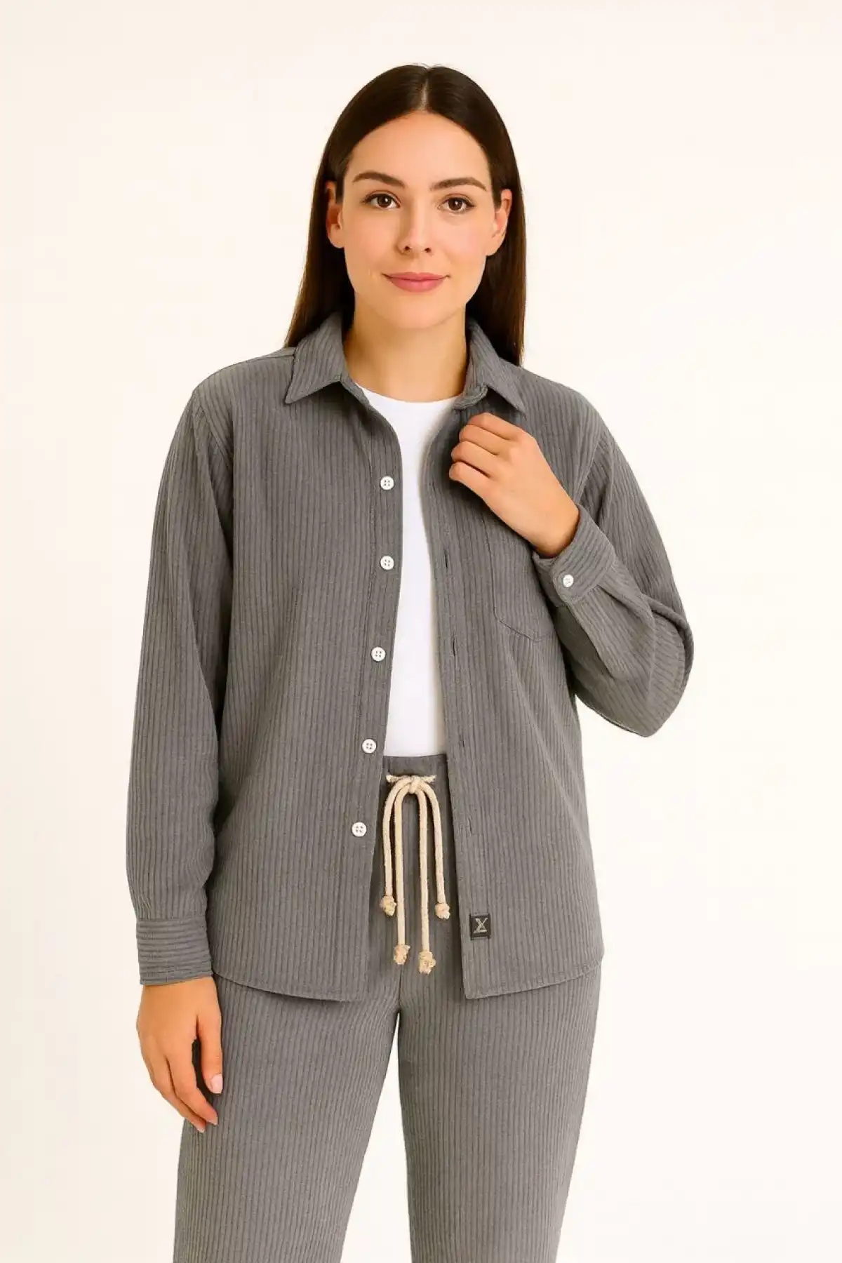 Kadın Kadife Oversize Takım – Gömlek ve Pantolon İkili Set Füme Corduroy Şıklığı, Rahat ve Zarif Duruş Yumuşak Dokulu Kadife Kumaş, Düğmeli Gömlek Üst ve Lastikli Pantolon Alt Parça ile Gün Boyu Konfor- Füme