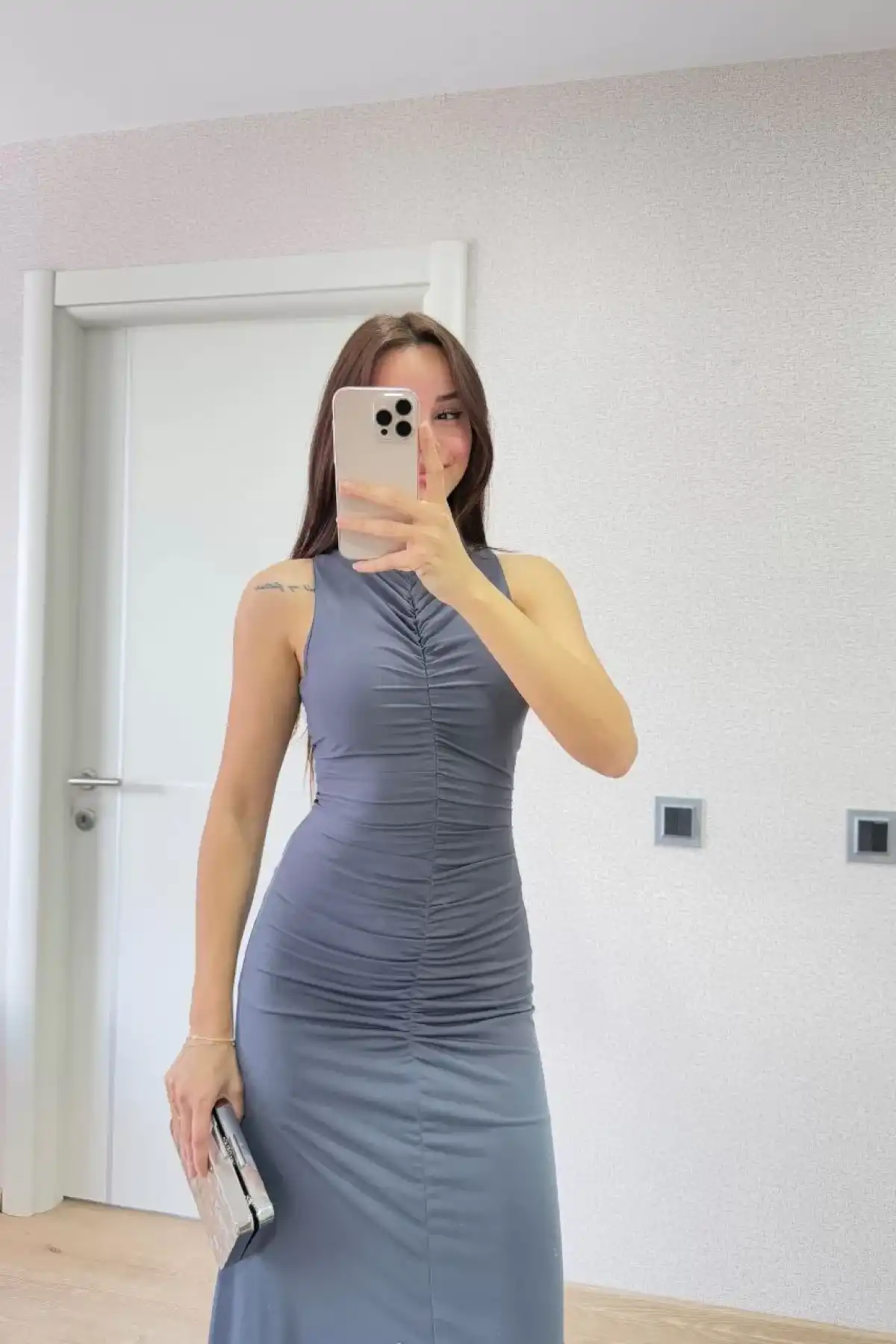 Bürümcük Kumaşlı İçi Astarlı Üzgülü Kolsuz Büzgülü Uzun Elbise - Füme