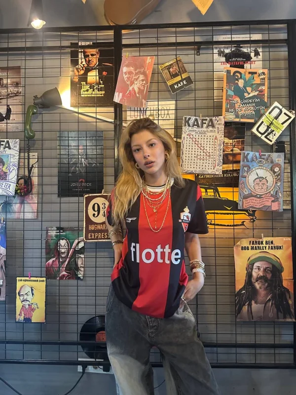 Kırmızı Siyah Çubuklu Jersey Hello Kitty&Flotte T-Shirt