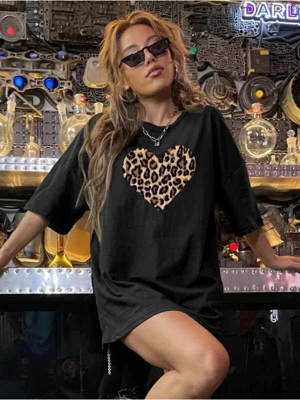 Lushiowear Kadın Leopar Kalp Baskılı Tişört Kısa Kol Bisiklet Yaka Oversize T-shirt - Siyah