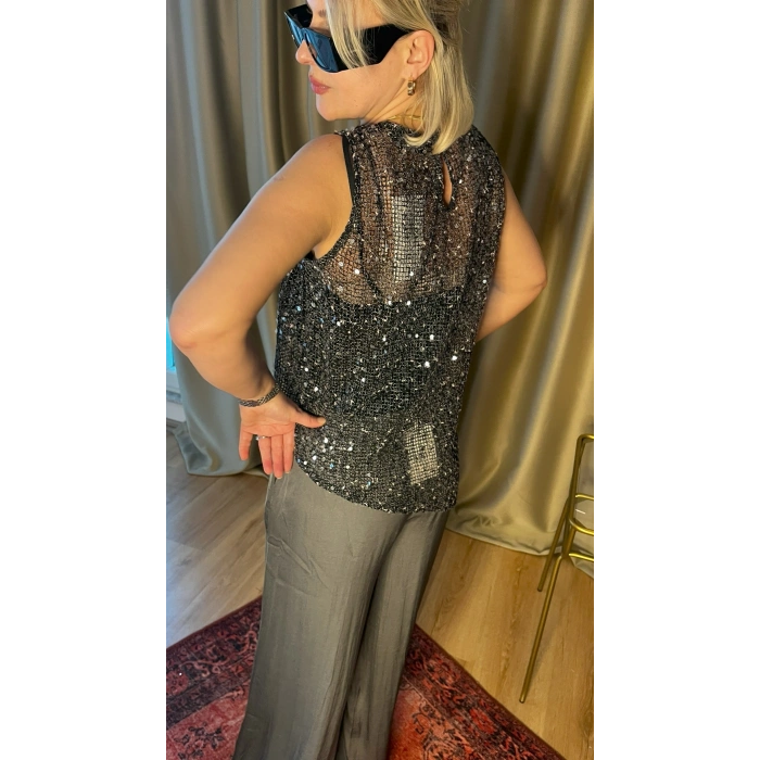 Pul Detaylı Asimetrik Bluz