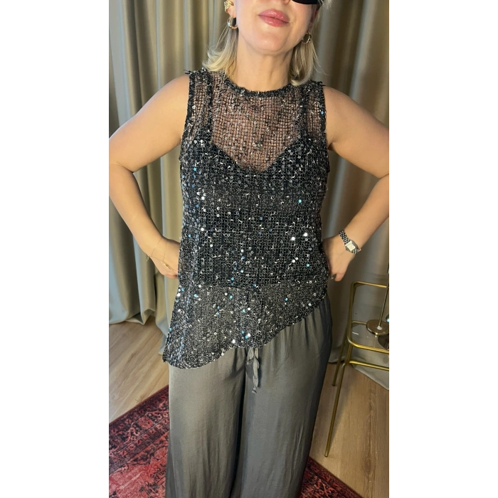 Pul Detaylı Asimetrik Bluz