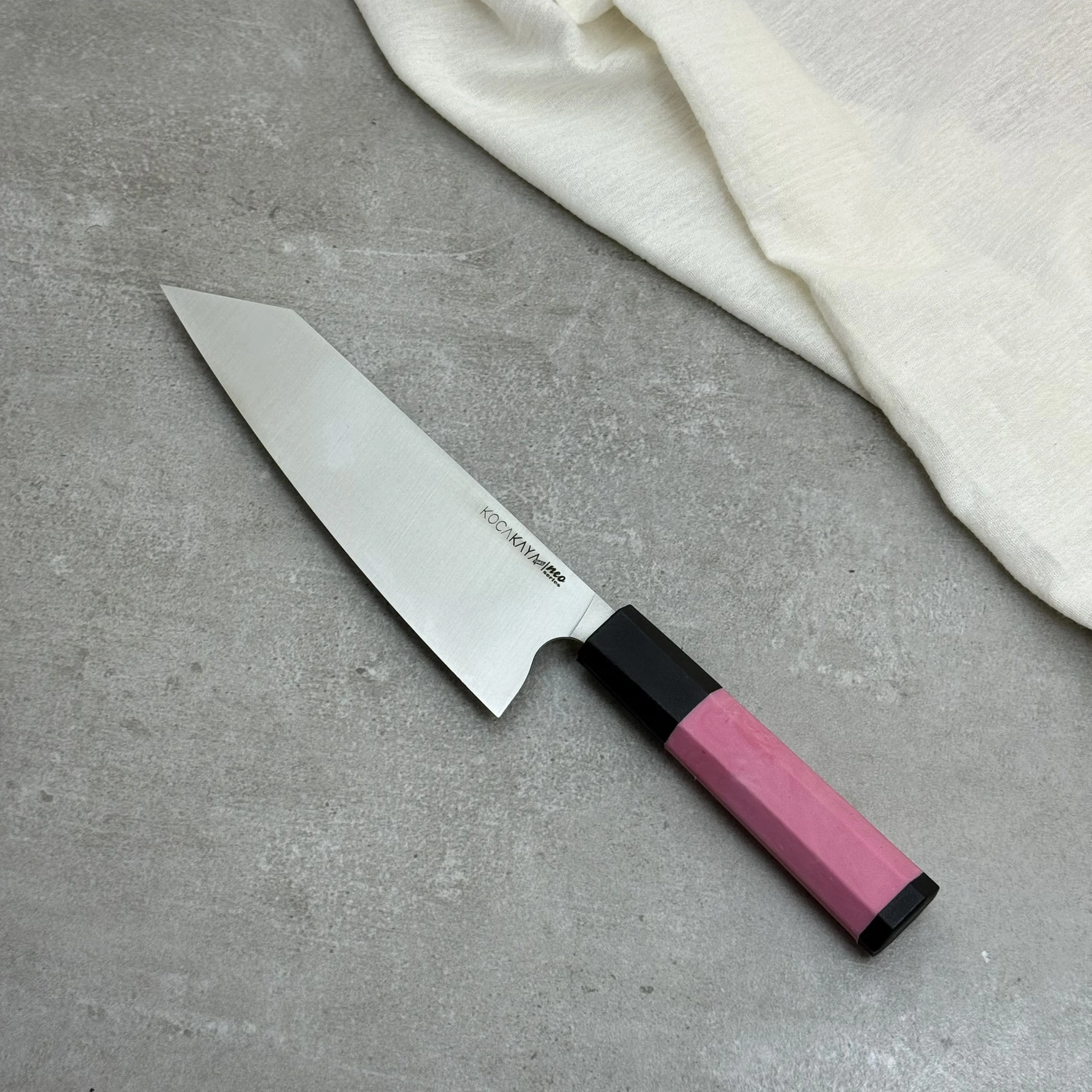 Neo Serisi Pembe Kiritsuke Şef Bıçağı SekizgenNeo Serisi Sekizgen Pembe Kiritsuke Şef Bıçağı 205mm Namlu - Kocakaya El Yapımı Şef Bıçakları