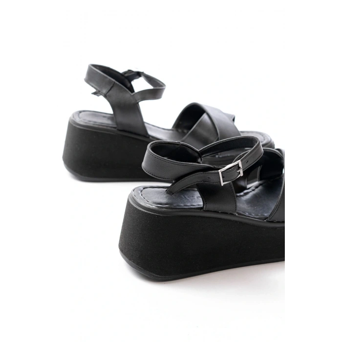 1024 Siyah Dolgu Topuk Çapraz Tokalı Ortopedik Taban Kadın Sandalet