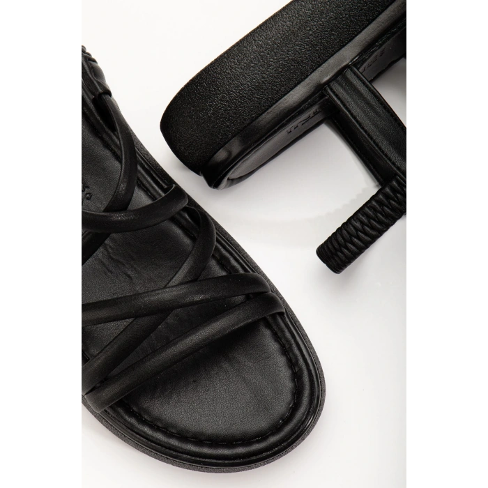 24413-841 Siyah Dolgu Topuk Kadın Sandalet